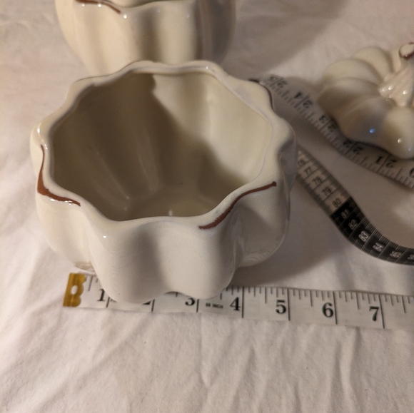 Fall pumpkins 2 off white ceramic with lids and 1 art glass orange pumpkin - Picture 9 of 9